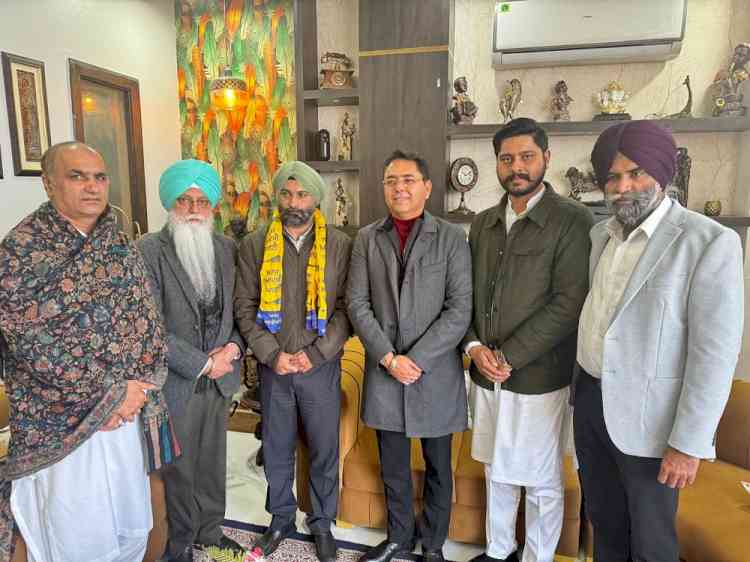 AAP strengthens its position in Amritsar Municipal Corporation as 4 Independent Councillors join Party