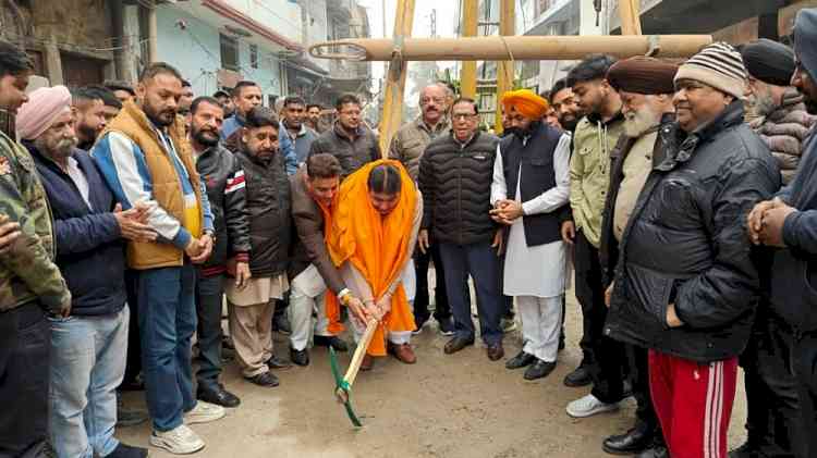 MLA Prashar kick starts project to install tubewell in Gujrati Mohalla 