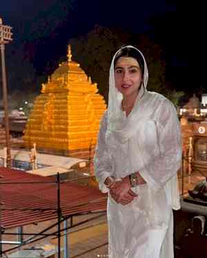 Sara Ali Khan visits Sri Mallikarjuna Swamy temple