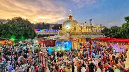 Pak pilgrims visit Ajmer to present 'chadar' on behalf of their govt