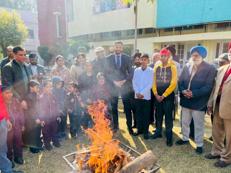 DC celebrates Lohri in Red Cross Bal Bhawan