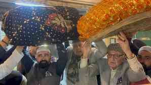 Farooq Abdullah visits Ajmer Sharif Dargah, prays for peace & brotherhood