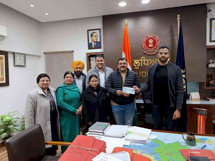 VSSL hands over Rs 4 lakh for Khel Protsahan