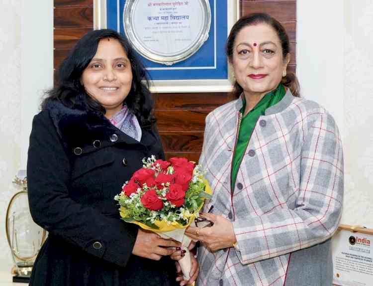 Principal Prof. Dr. Atima Sharma Dwivedi felicitate KMV’s Dr. Sangeeta Prasher 