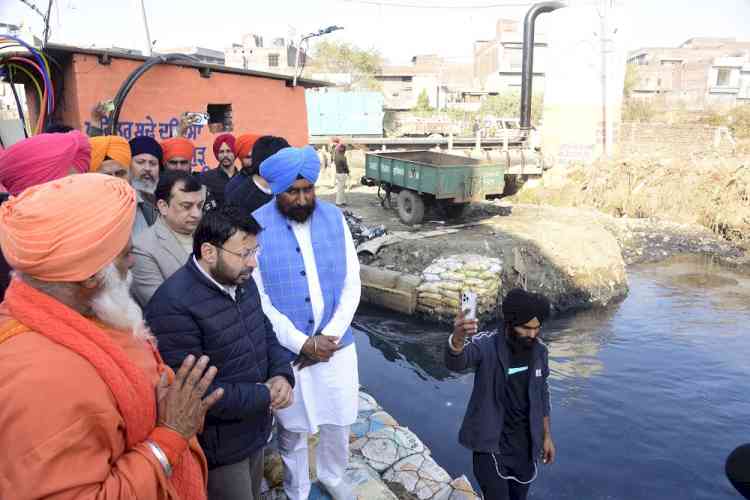  Project to rejuvenate 'Buddha Dariya': Local bodies minister Dr Ravjot Singh inspects temporary pumping station established under 'Kar Sewa' led by MP Seechewal