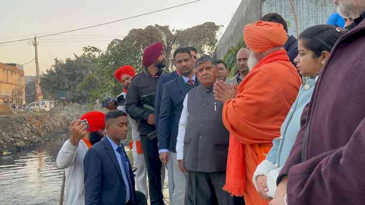 Governor Gulab Chand Kataria visits Buddha Dariya  