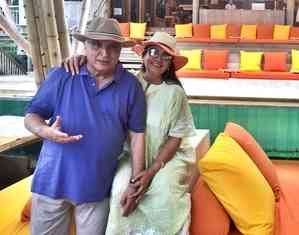 Shabana Azmi, Javed Akhtar hold hands as they pose for picture in holiday 