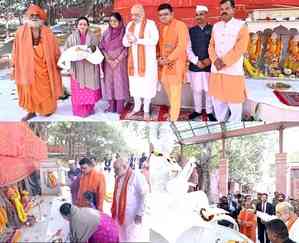 HM Amit Shah along with family performs Akshayvat aarti, 'parikrama'