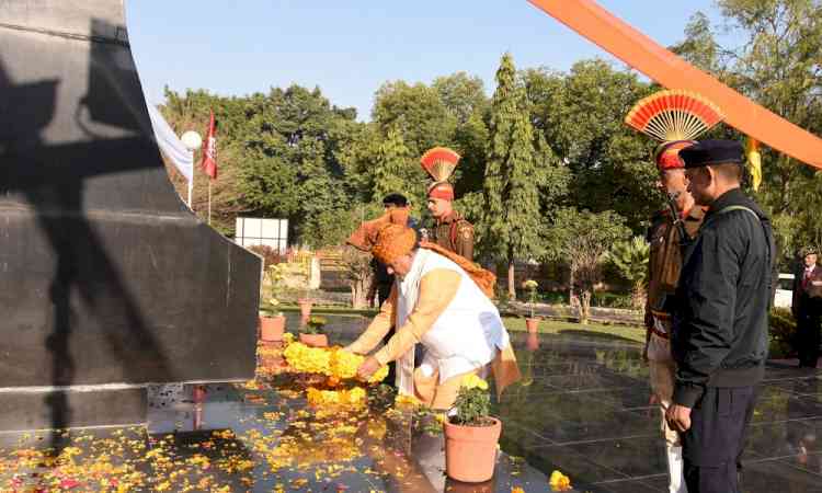 विकास एवं पंचायत मंत्री ने राज्य स्तरीय युद्ध स्मारक पर शहीदों को दी श्रद्धांजलि