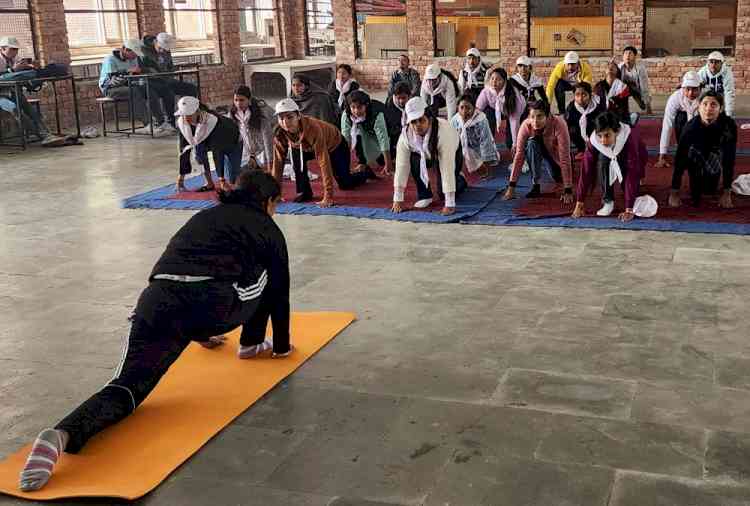 छात्राओं ने किया सूर्य नमस्कार का अभ्यास