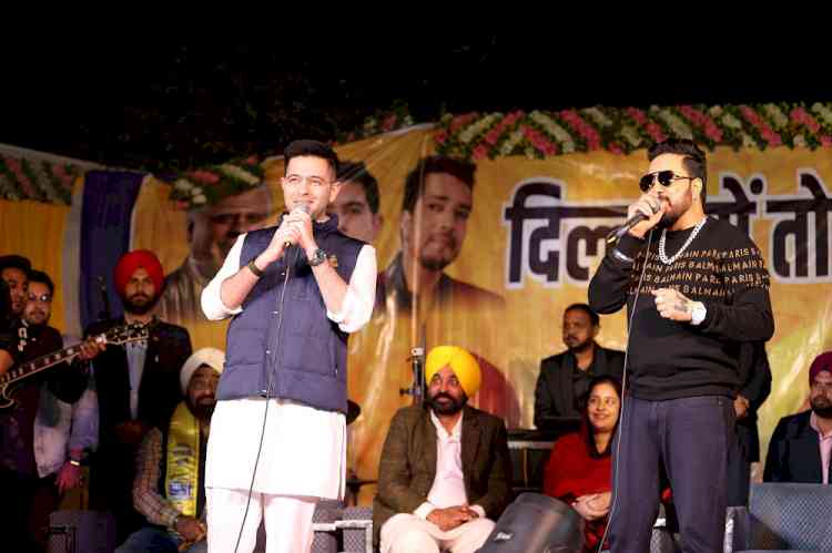 Singer Mika Singh and MP Raghav Chadha Performed Together on the Election Stage, the Crowd cheered 