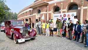 Vintage car rally encourages Delhiites to vote in large numbers 