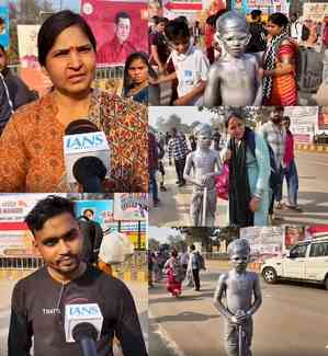 'Nanha Gandhi' steals the spotlight at Maha Kumbh with a message of cleanliness