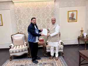 Tejashwi meets Bihar Governor, submits memorandum over 'rising crime'