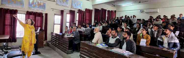 विद्यार्थियों को प्रमुख सांख्यिकीय अवधारणाओं और उनके अनुप्रयोगों की जानकारी दी