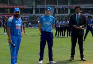 1st ODI: Kohli out with knee injury as England elect to bat first