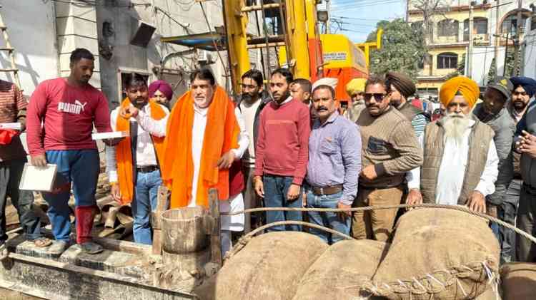 MLA Prashar, councillor kick starts project to install tubewell in Indra colony