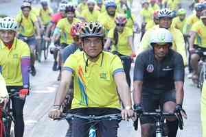 Sports Min leads Fit India Sundays on Cycle in Mumbai, propagates PM's message to fight obesity