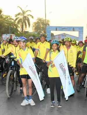 Union Minister Mansukh Mandaviya leads cycling event at Gateway of India