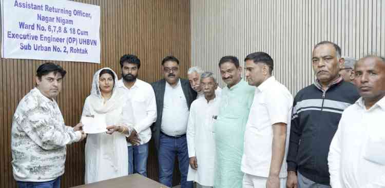 Social worker Anju Saini files nomination from ward number 8 of Municipal Corporation, Rohtak