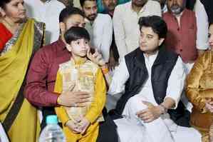 Jyotiraditya Scindia meets abducted Gwalior boy rescued from Morena