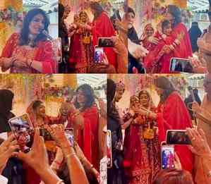 Raveena Tandon gifts gold bangles to bride during a mass wedding ceremony 