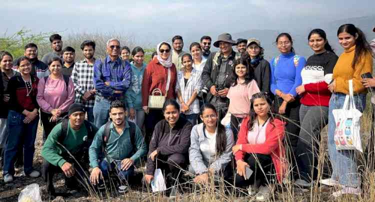 विद्यार्थियों ने अरावली पर्वत श्रृंखला के कुंड मनेठी क्षेत्र का शैक्षणिक भ्रमण किया