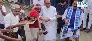 Shivraj Singh Chouhan meets Makhana farmers in Darbhanga ahead of PM Modi's Bhagalpur rally