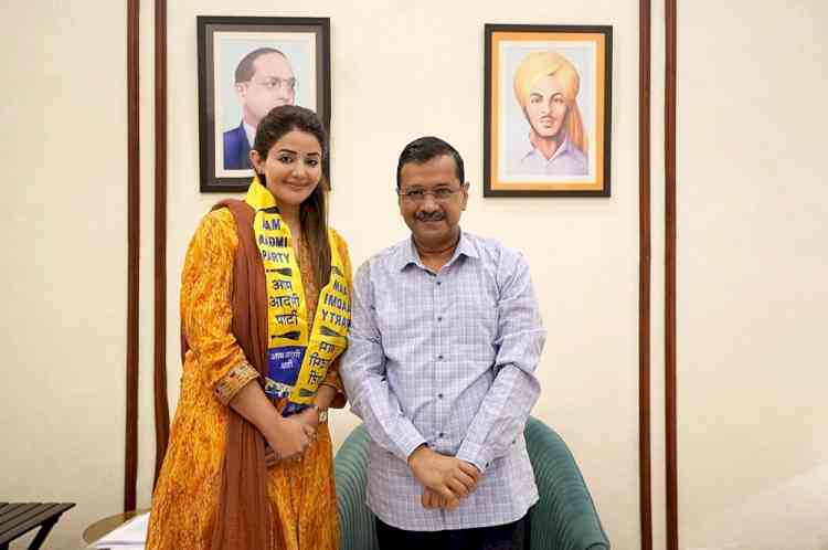 Big Boost for Aam Aadmi Party! Renowned Punjabi Artist Sonia Mann Joins 'AAP'