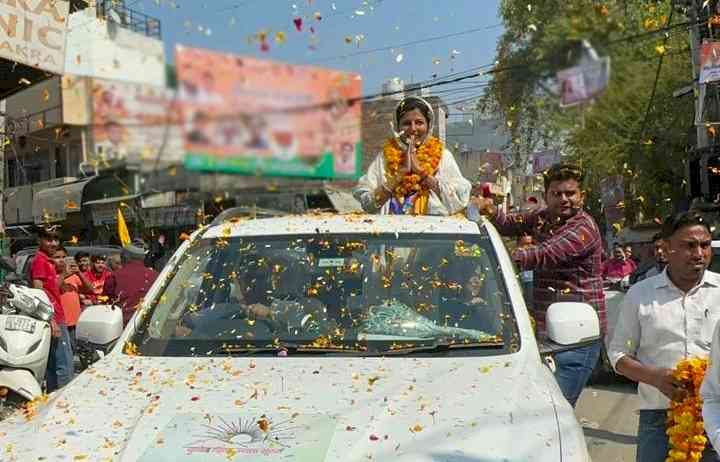 Huge crowd welcomed Ward 8 Independent MC Candidate Anju Saini during the Road Show