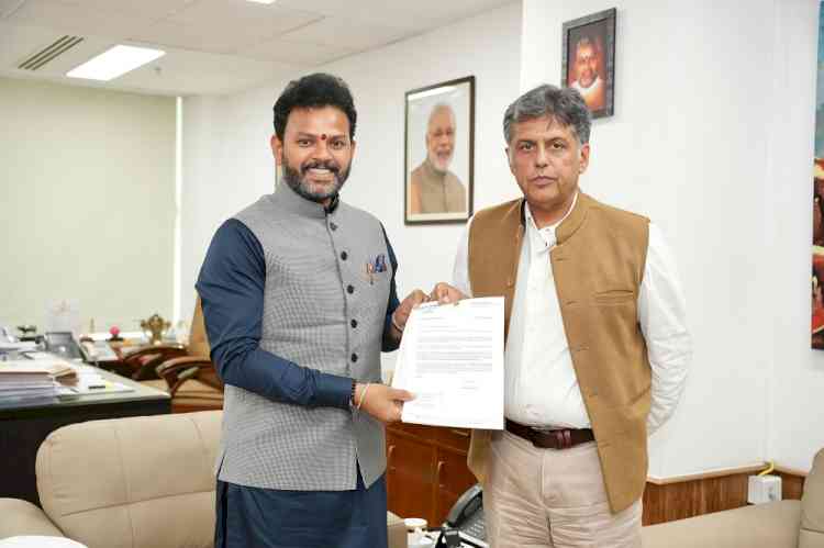 MP Manish Tewari meets Union Civil Aviation Minister