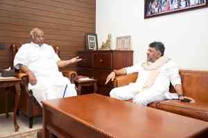 Amid K'taka Congress infighting, DK Shivakumar meets Mallikarjun Kharge