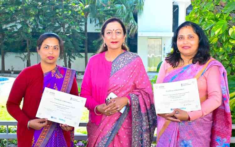 Principal Prof. Dr. Atima Sharma Dwivedi felicitate KMV’s Dr. Sangeeta Prasher and Dr. Tank Sinderpal 