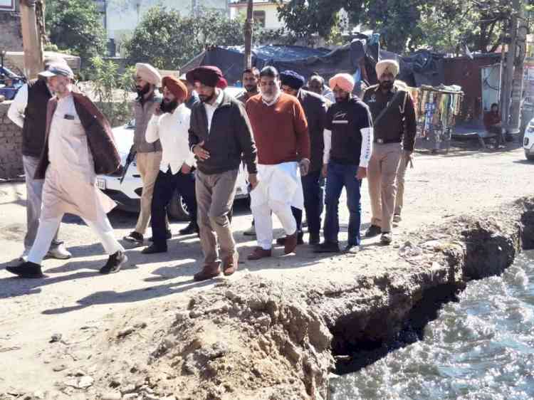 MLA Prashar inspects ongoing work to cover Dharampura nullah; issue directions to expedite work 