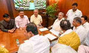 K’taka: BJP-JD (S) MLAs meet Siddaramaiah ahead of budget 