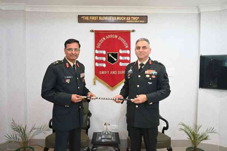 MAJOR GENERAL RANJEET SINGH MANRAL TAKES CHARGE OF GOLDEN ARROW DIVISION, PAYS TRIBUTE AT BARKI WAR MEMORIAL