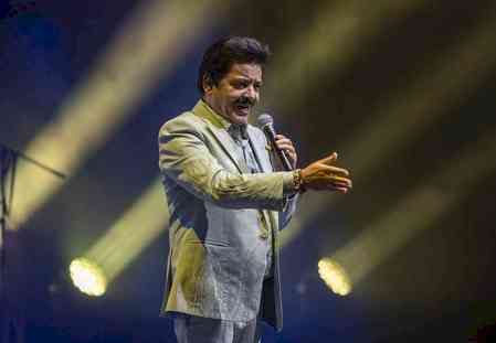 Udit Narayan takes a dig at himself over his viral kiss with a fan