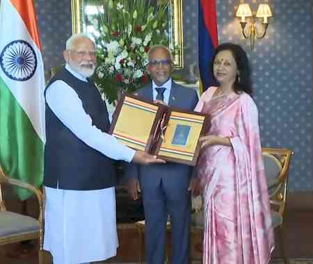 PM Modi hands over OCI cards to Mauritius President, First Lady 