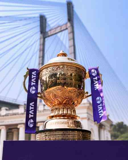 KKR's IPL 2024 trophy tour excites fans at Kolkata’s City Centre