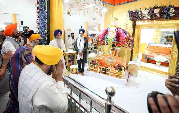 CM Pays Obeisance at Takht Sri Kesgarh Sahib, Extends Greetings on Hola Mohalla