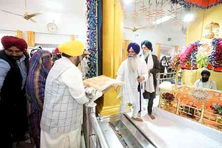 Punjab CM pays obeisance at Takht Keshgarh Sahib, prays for peace