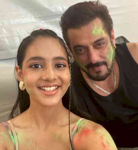 Salman Khan spends Holi on the set of 'Sikandar'