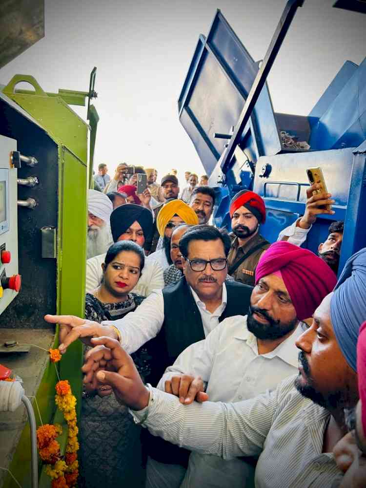 MLA Bagga, MLA Grewal and Mayor inaugurate static compactors in main Vegetable market 