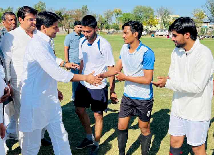 सांसद दीपेन्द्र हुड्डा ने बहलबा में आयोजित शहीदी फुटबॉल प्रतियोगिता में शिरकत की