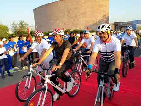 Sport Min Mandaviya leads over 500 riders during 'Fit India Sundays on Cycle' in Lucknow