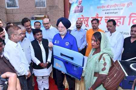 Union Minister hands over Surya Nutan stoves to 309 women in UP's Sonbhadra 