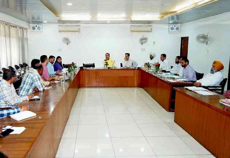 MP Arora Reviews all developmental works with Municipal Corporation officers